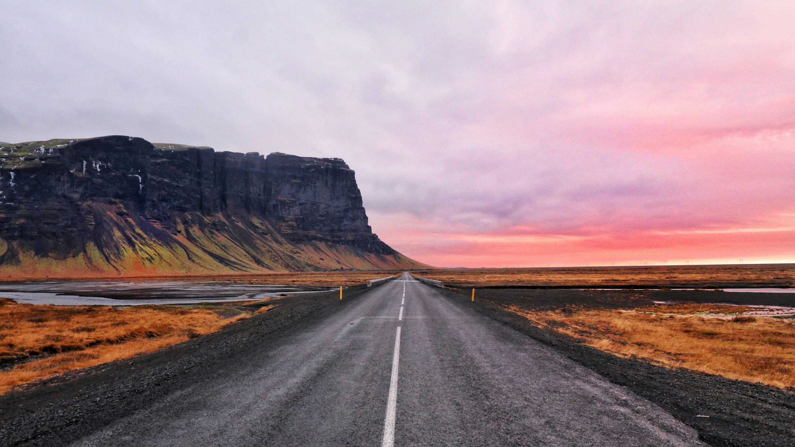 route dans les pays nordiques avec un couché de soleil rosé