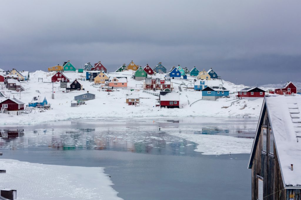 village coloré et enneigé capturé lors d'un voyage polaire au Groenland
