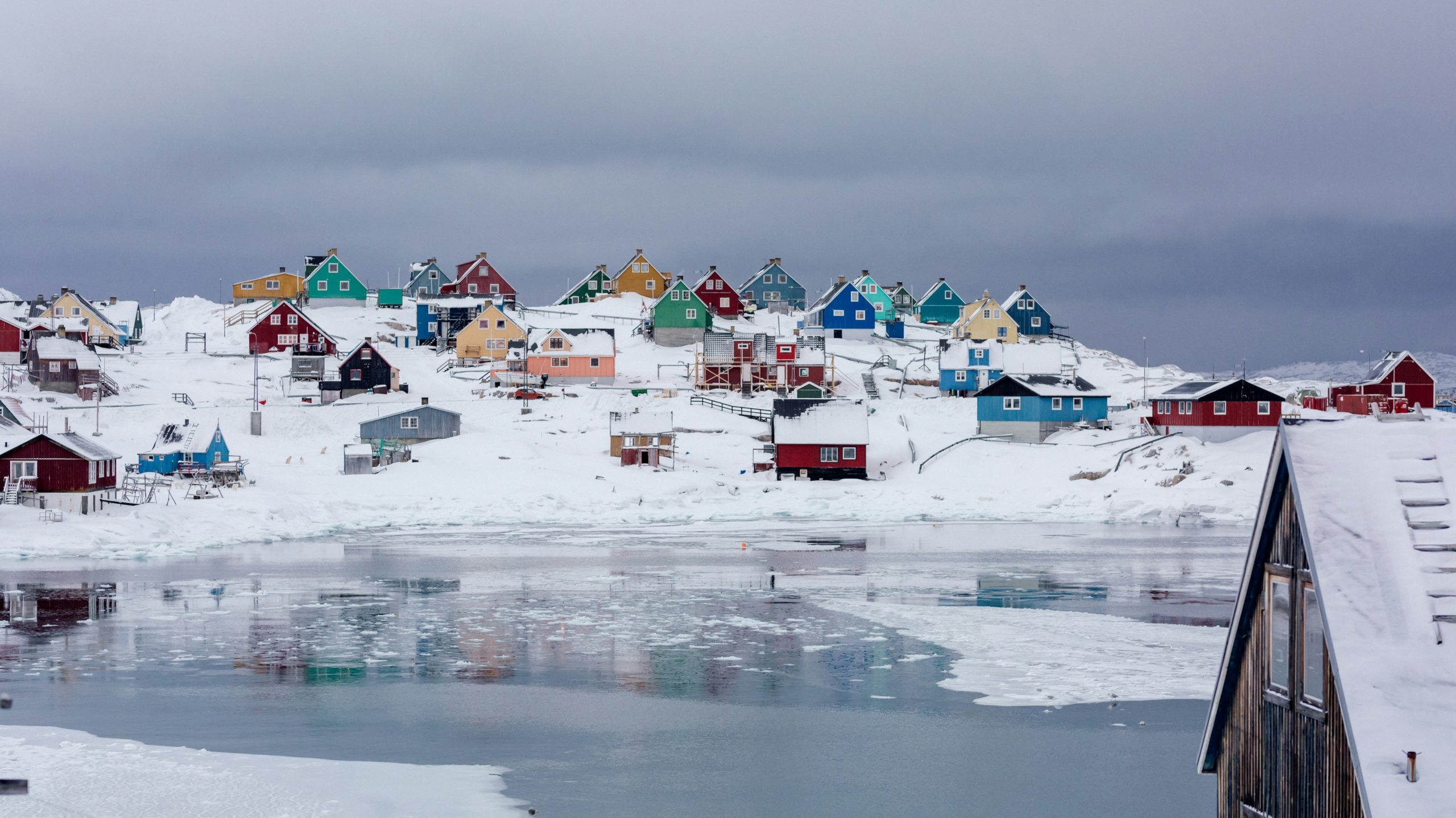 village coloré et enneigé capturé lors d'un voyage polaire au Groenland